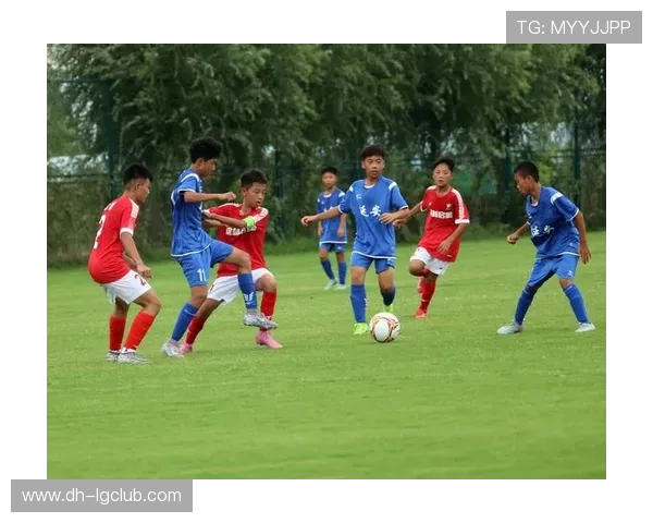 春天里与好友踢足球感受清新气息与运动激情 春天里与好友踢足球感受清新气息与运动激情